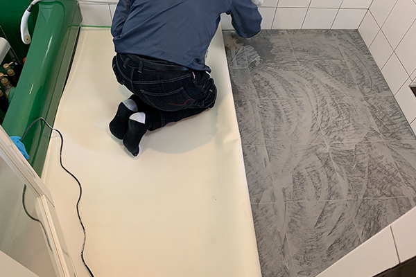 専用のセメントボンドを塗布する様子