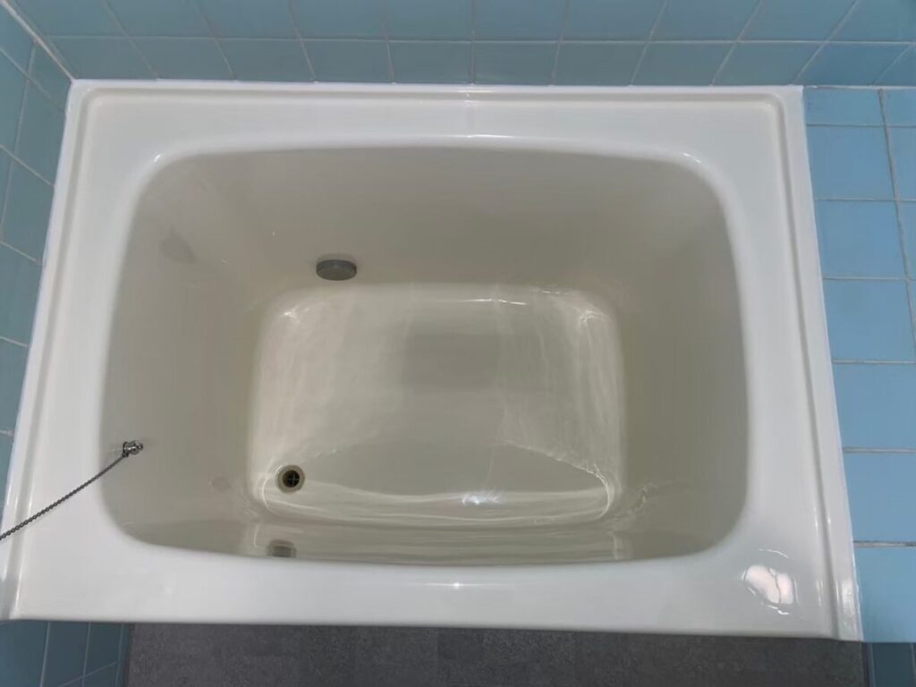 施工後、ライトアイボリーに再生塗装したホーロー浴槽を真上から見たところ