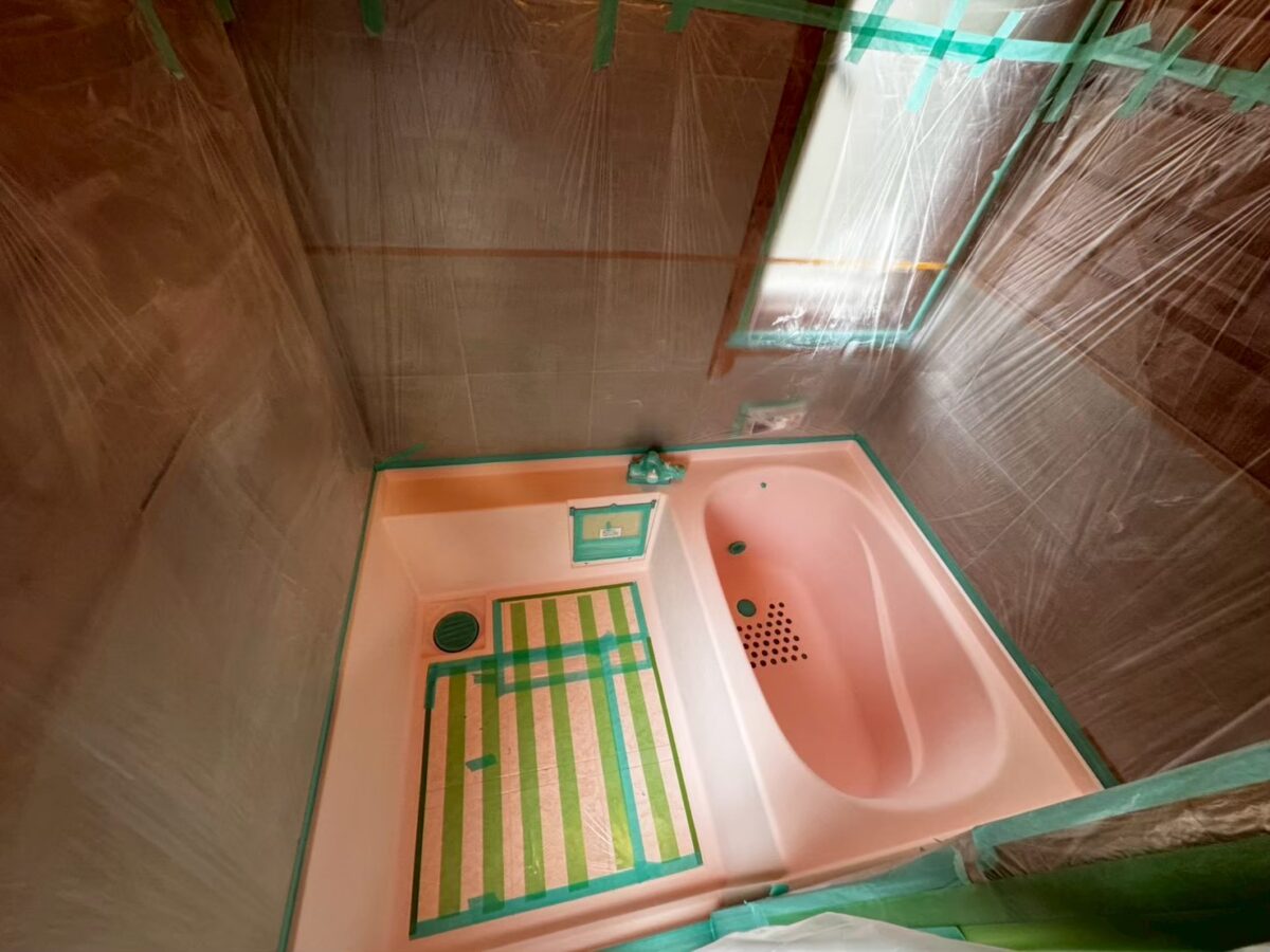 施工中　ハーフユニットを残して浴室全体を養生した状態