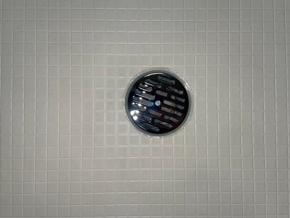 朝来市の施工後、床シートを施工した排水口まわり