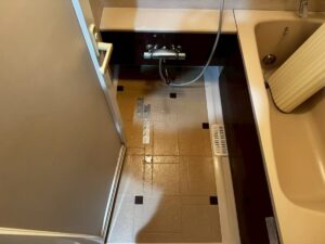 施工前　床にテープで応急処置をしたユニットバス（東京都調布市）