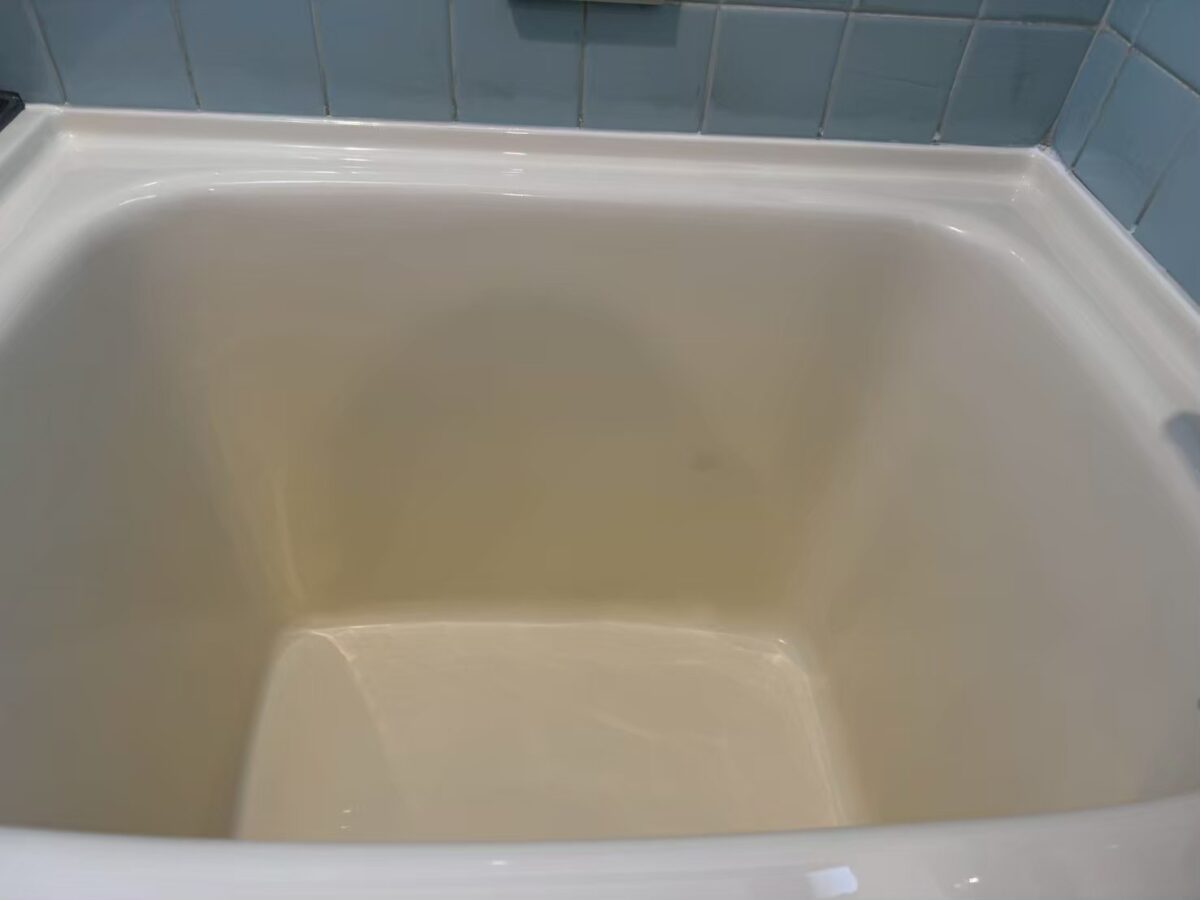 施工後　再生塗装でツヤが戻ったホーロー浴槽の内側