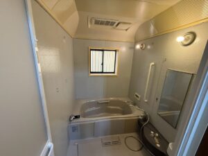 施工前　壁が劣化し、鏡にシミが出たユニットバス（兵庫県姫路市）