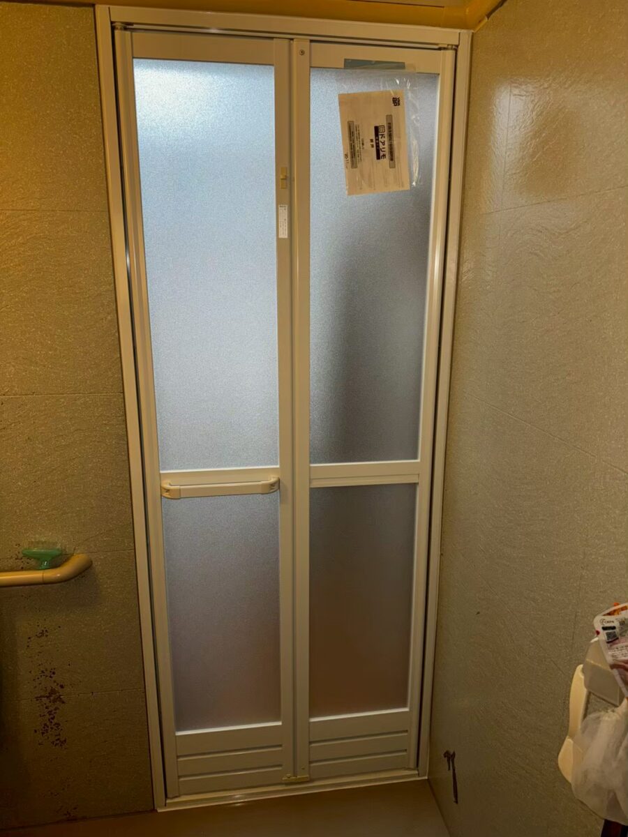 施工後　カバー工法で交換した浴室ドア（浴室側）