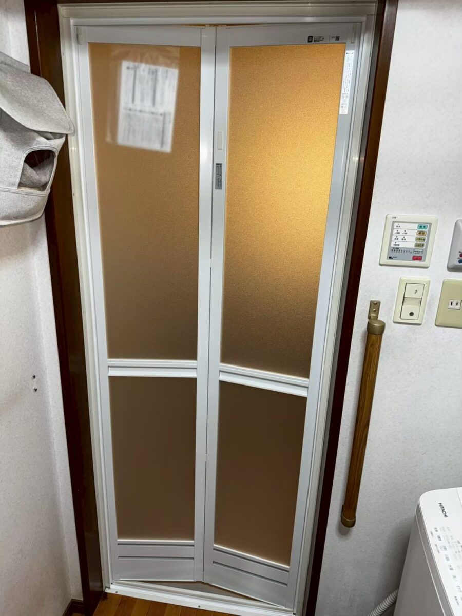 施工後　カバー工法で交換した浴室ドア（脱衣所側）