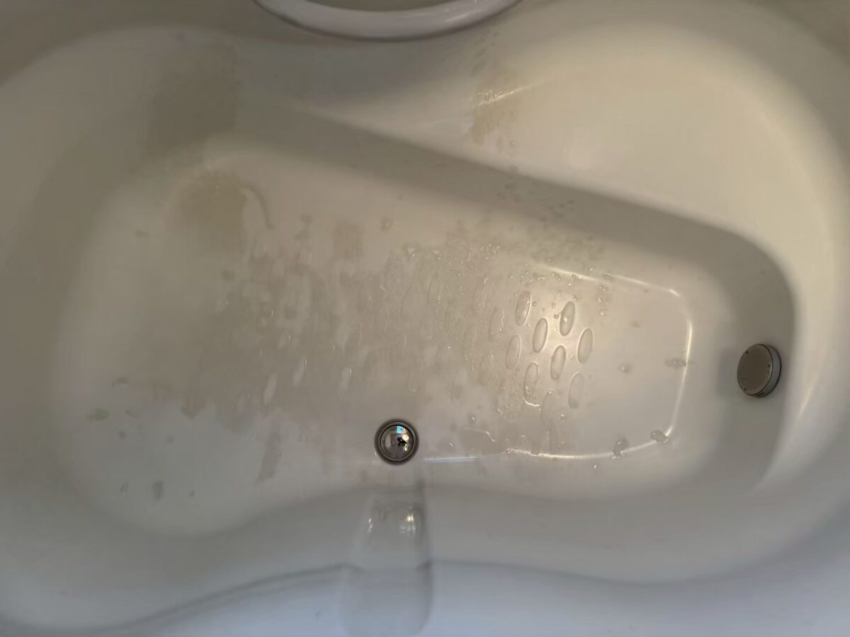 施工前　浴槽の底に残った茶色いシミと水垢