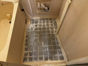 施工前 水垢と石鹸カスで白く汚れた浴室のタイル床