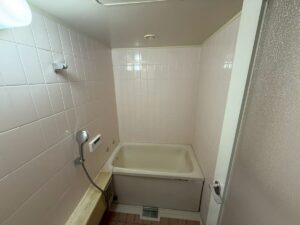 施工前 中古マンションの浴室全景(岡山県岡山市)