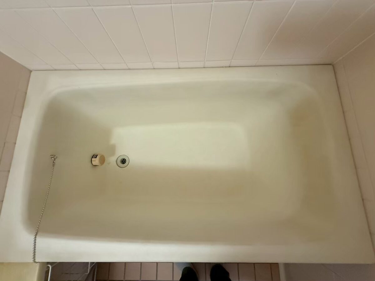 施工前 黄ばんでくすんだ浴槽の内面