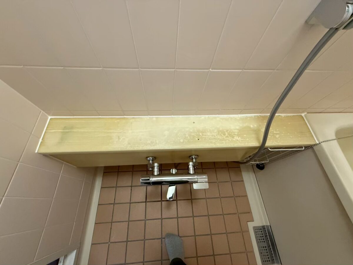 施工前 水垢と黄ばみが固着したカウンター台