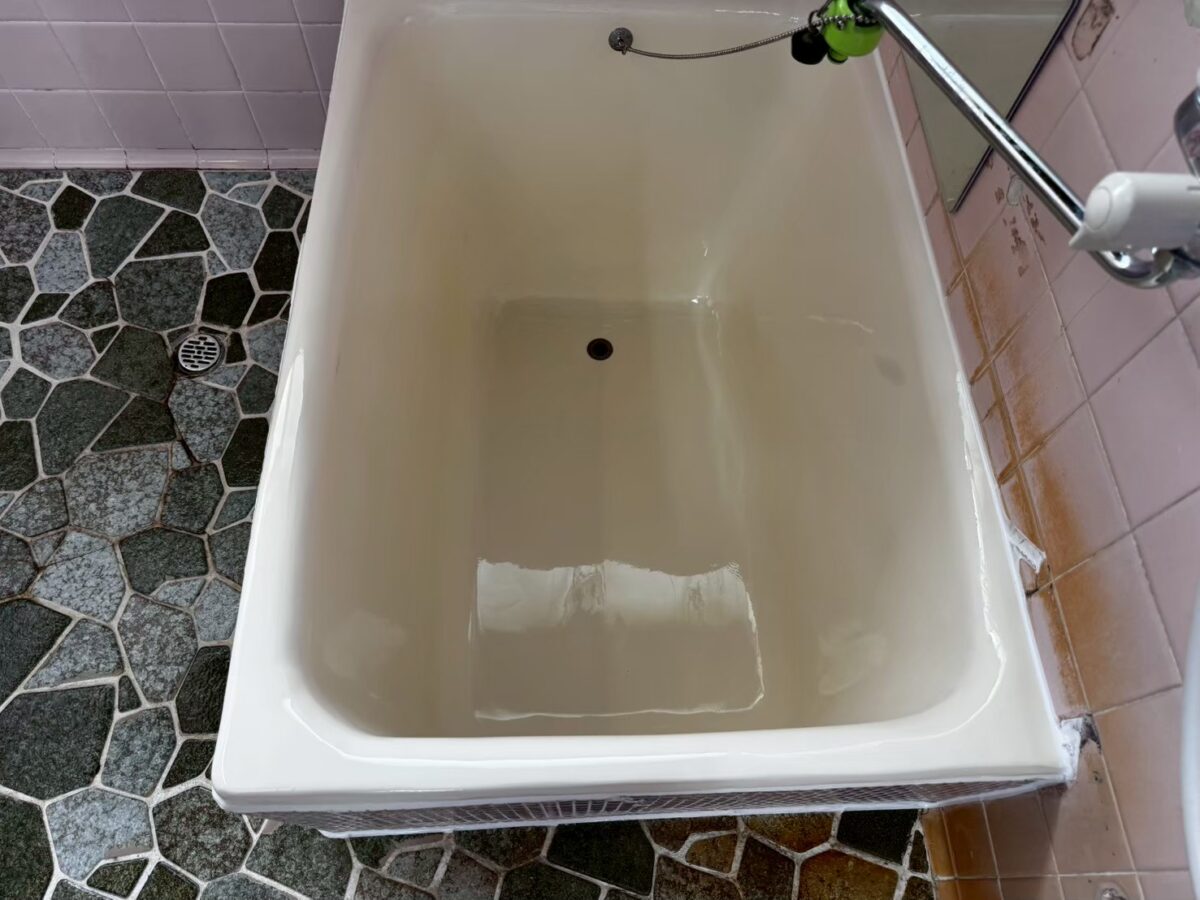 施工後　再生塗装でサビが消えたホーロー浴槽（岡山県岡山市）