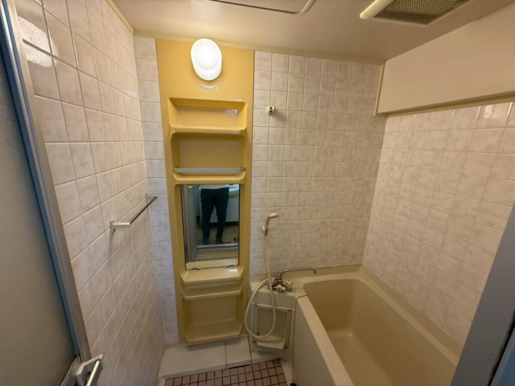 施工前　黄ばんだ浴槽とキャビネット棚のユニットバス（岡山県岡山市の賃貸マンション）