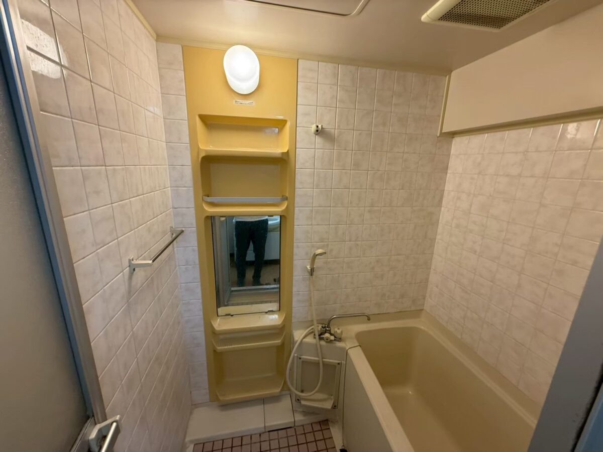 施工前　黄ばんだ浴槽とキャビネット棚のユニットバス（岡山県岡山市の賃貸マンション）