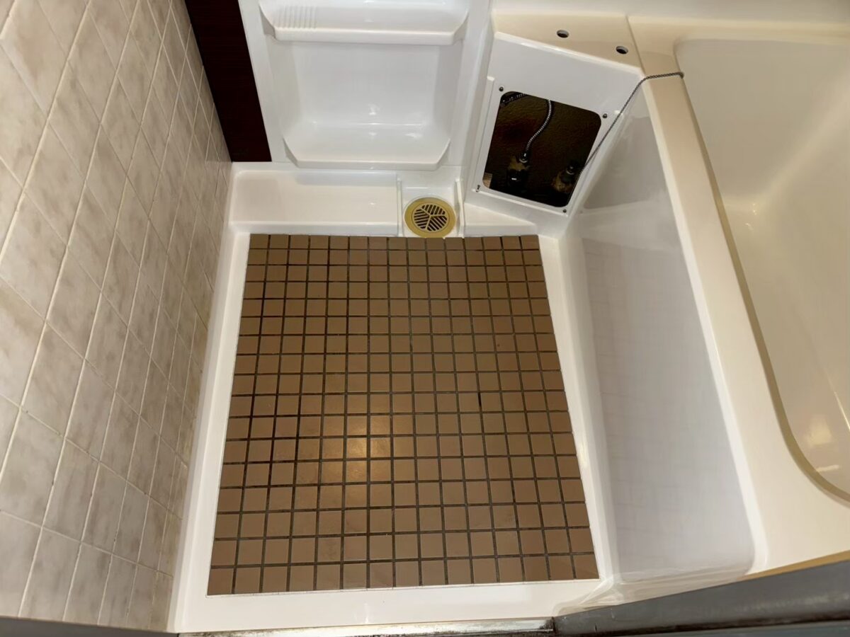 施工後　再生塗装した床水切りと洗い場