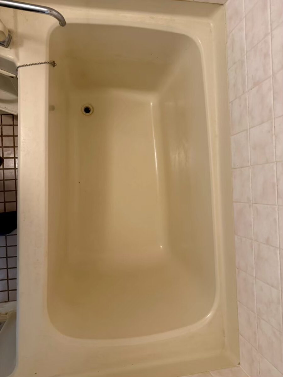 施工前　黄ばみが進んだユニットバスの浴槽