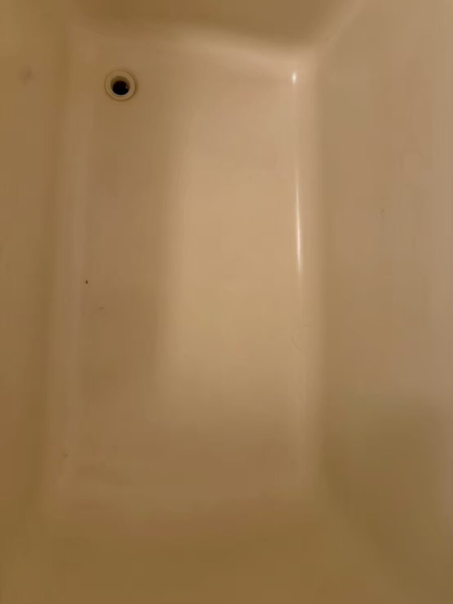 施工前　浴槽内側の黄ばみと細かいキズ