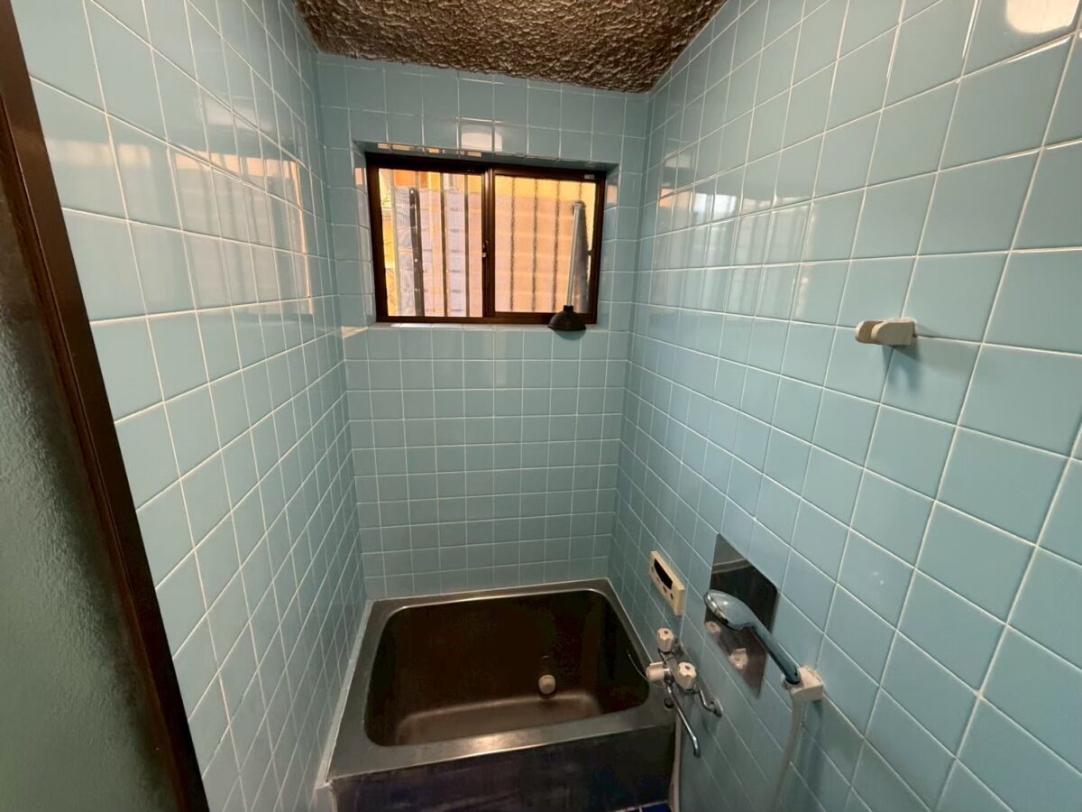 施工前　水色タイルの在来浴室とステンレス浴槽（大阪府大阪市）