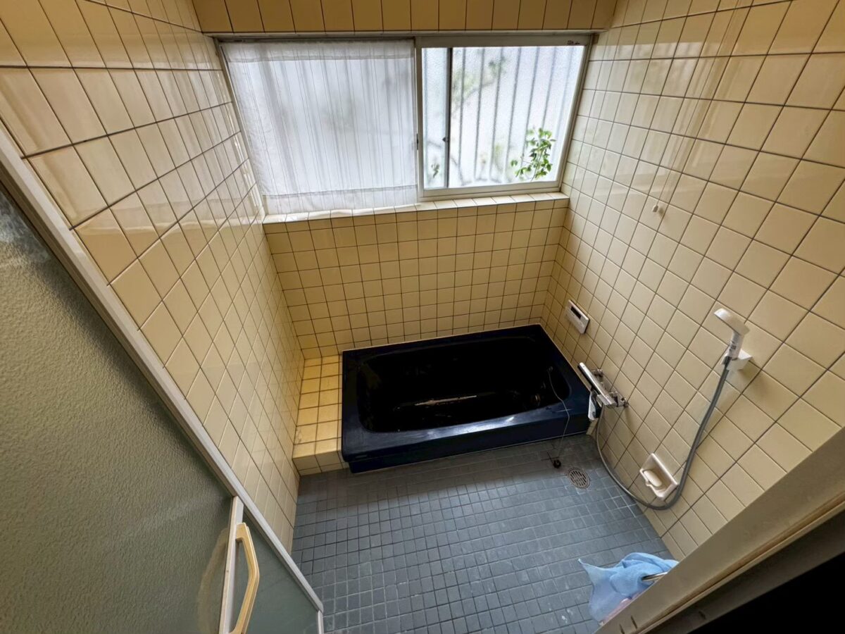施工前 塗装が剥がれた濃紺のステンレス浴槽(兵庫県宝塚市)
