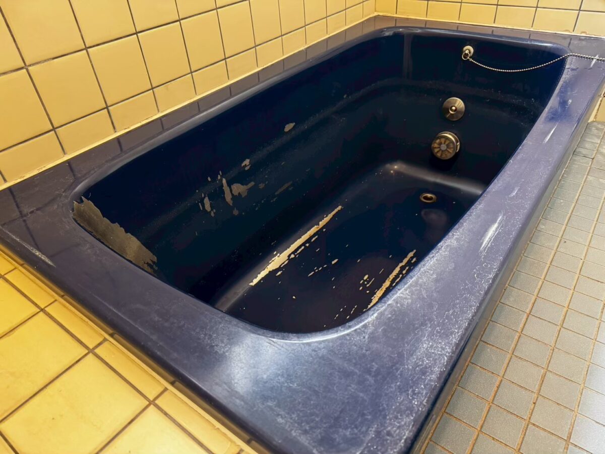 施工前 ステンレス浴槽の内側で剥がれた塗膜