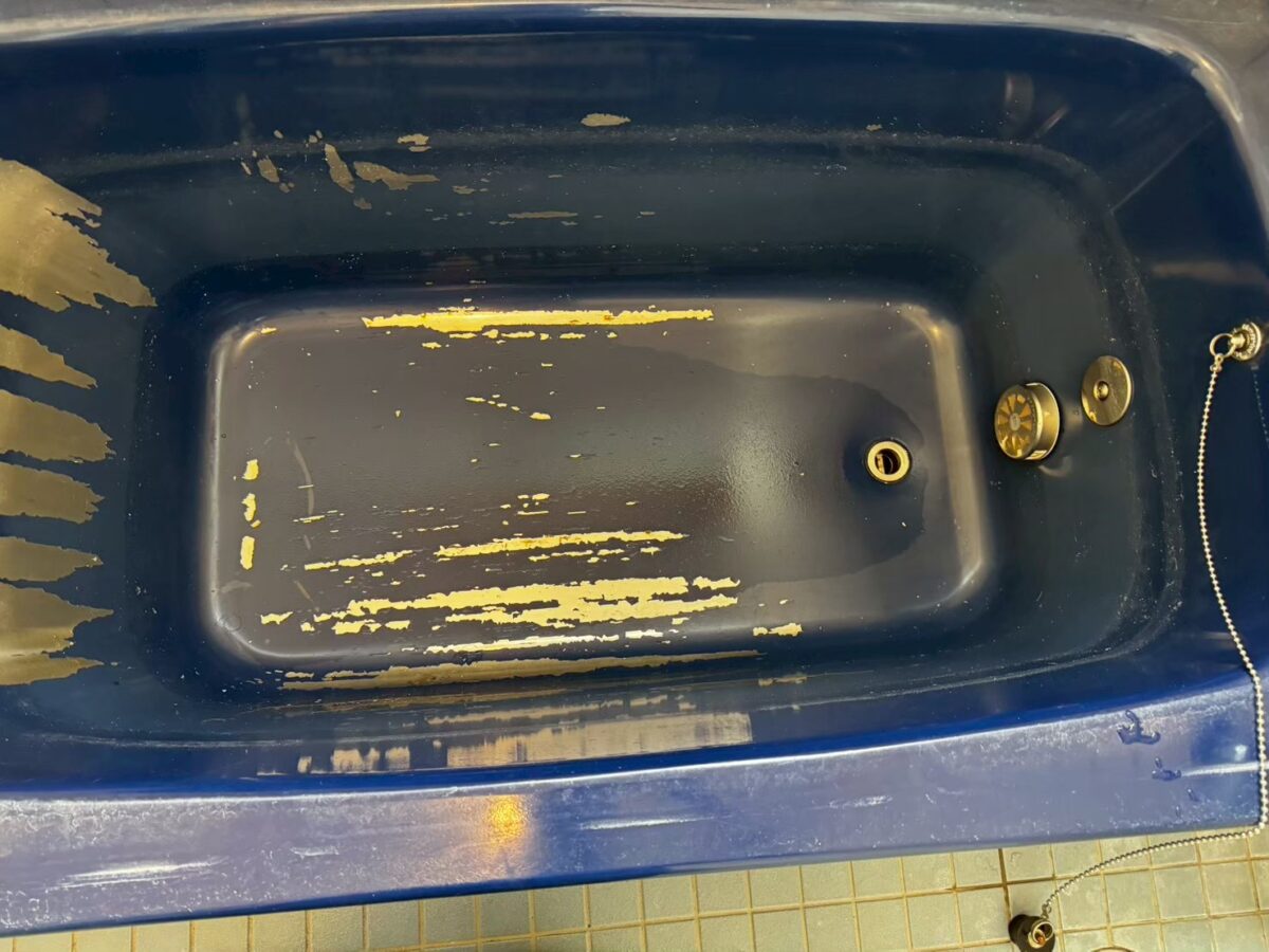 施工前 浴槽の底で剥がれた塗膜とサビ