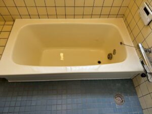 施工後　再生塗装で仕上げたステンレス浴槽（兵庫県宝塚市）