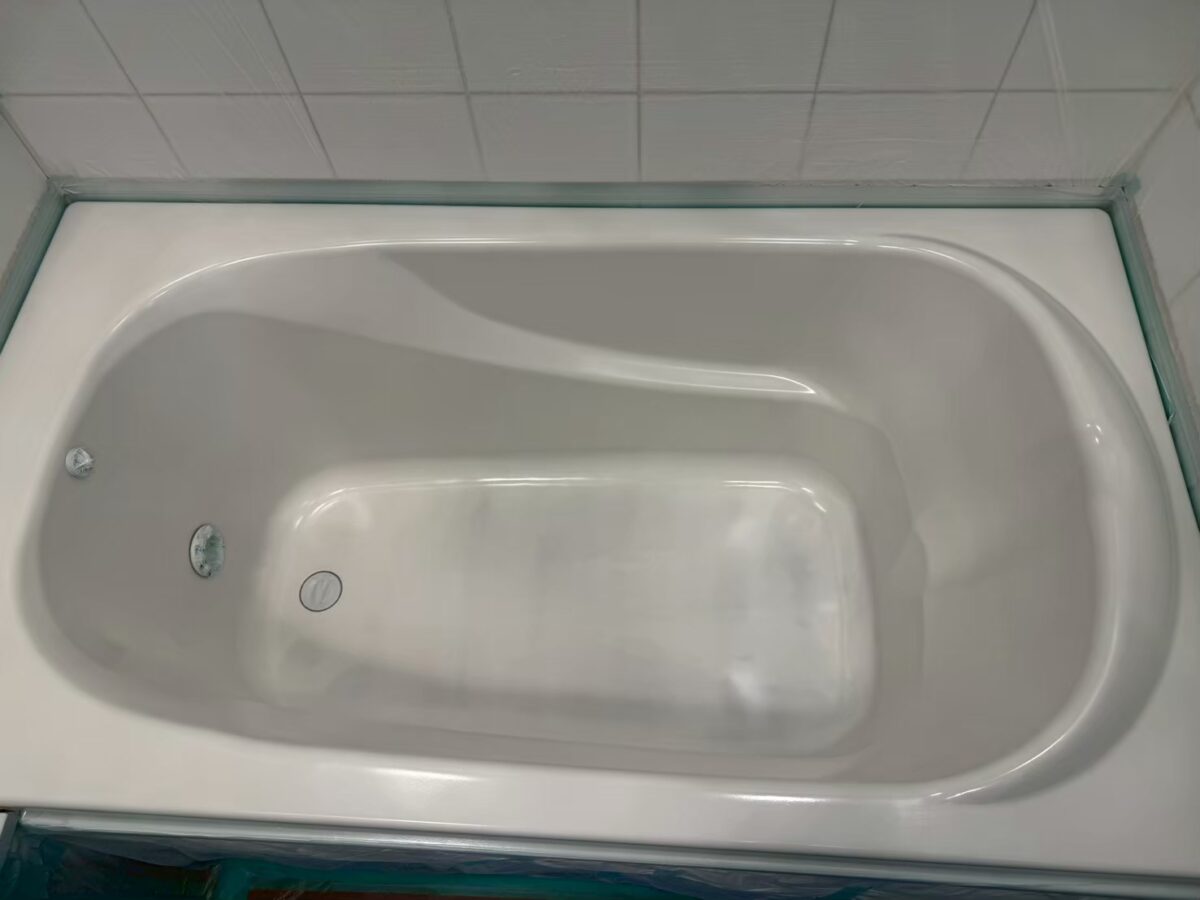 施工中　ベースコートを入れた浴槽