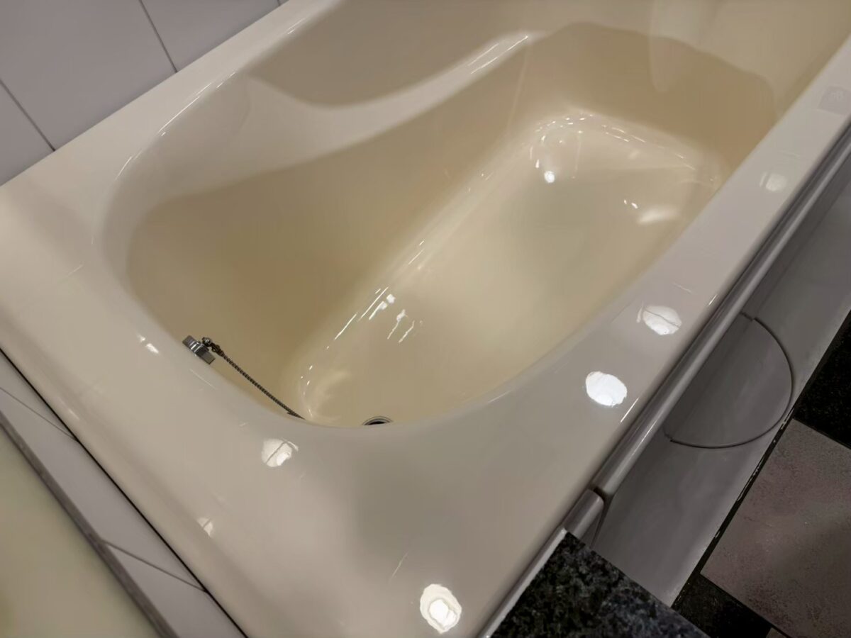 施工後　再生塗装を終えた浴槽（別角度）