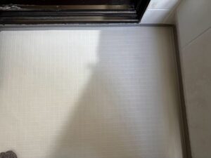 施工後　東リ バスナリアルデザインBNF1101アイボリーの床面