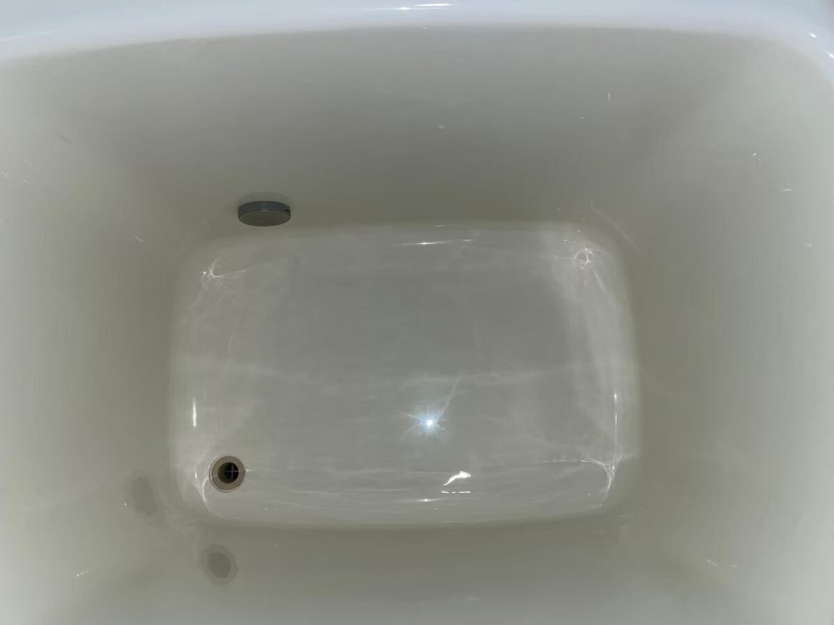施工後、浴槽の底を真上から見たところ。施工前にあった細かな線は見当たらない