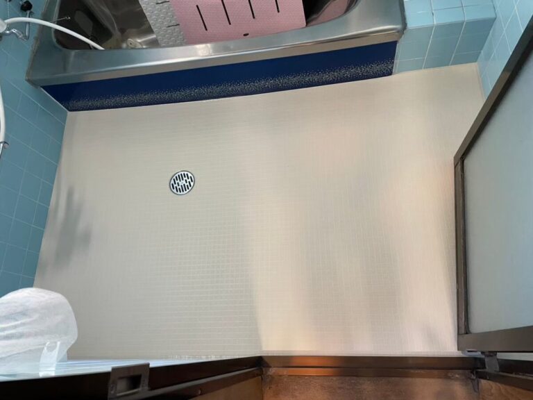 施工後、入口側から見た浴室。床が明るい色の床シートになっている