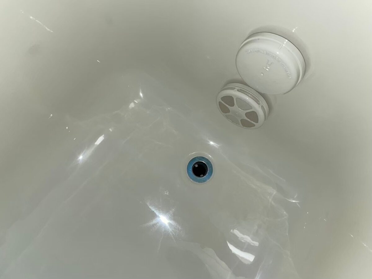 施工後、排水口とオーバーフローのまわり。つやのある仕上がり