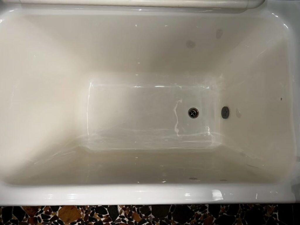施工後、浴槽の内側を上から見たところ。サビ色の汚れや点は写真では見当たらない