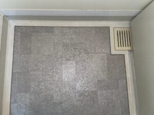 施工後の床を真上から。排水口まわりまで床シートが納まっている