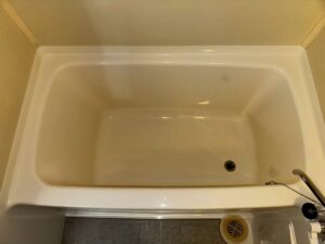 和泉市の施工後、浴槽を真上から見たところ。内側がつやのあるライトアイボリーに仕上がっている