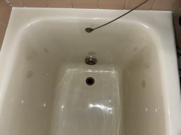 施工後、浴槽の内側を排水口の側から見たところ。ライトアイボリーで、排水口のそばの盛りつけは見当たらない