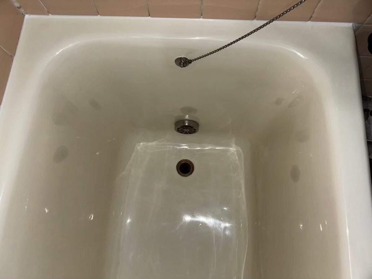 施工後、浴槽の内側を排水口の側から見たところ。ライトアイボリーで、排水口のそばの盛りつけは見当たらない