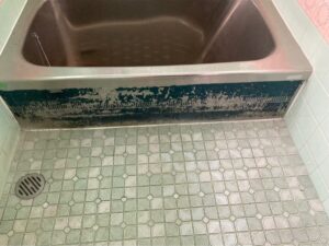 加古川市の空き家、施工前のステンレス浴槽。前面（エプロン）の塗装が剥がれている