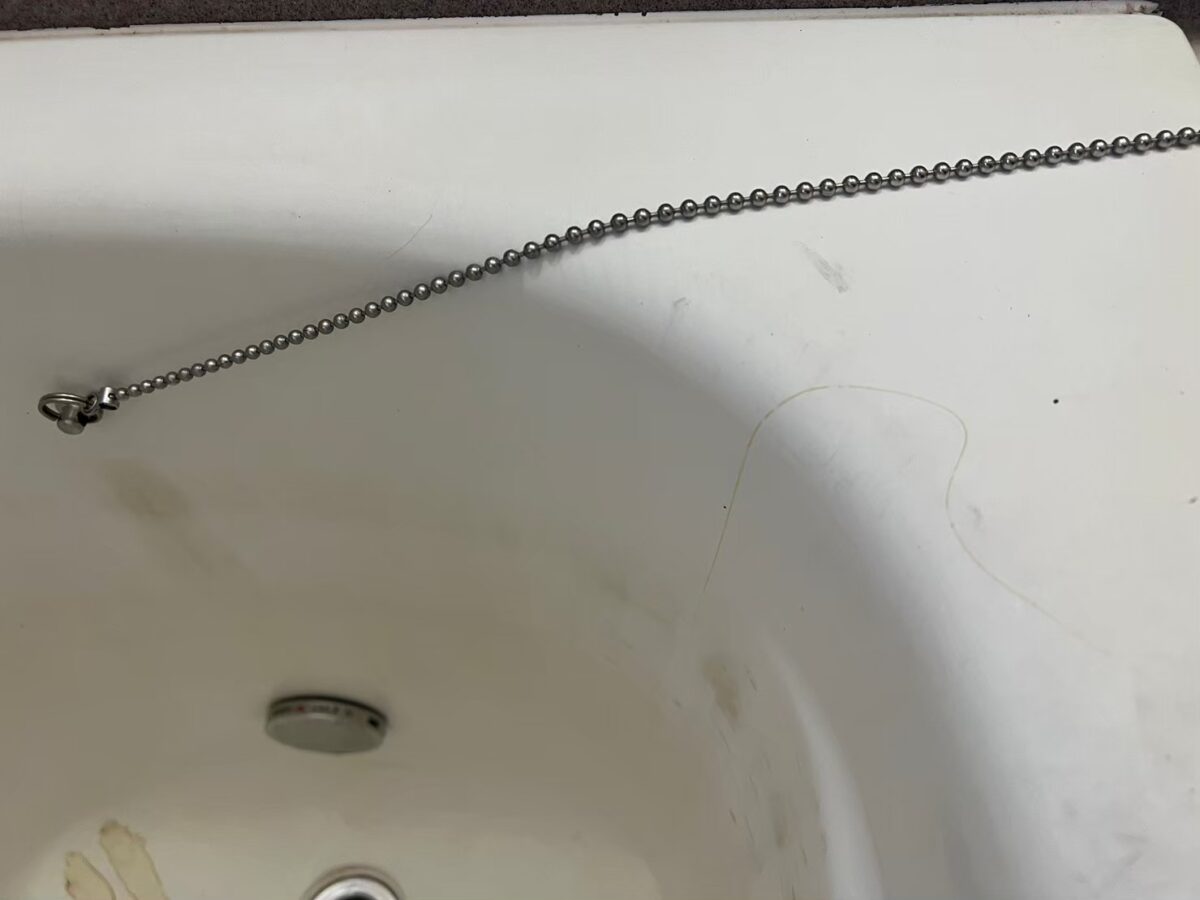 施工前、浴槽の排水口まわりに広がる茶色いシミ