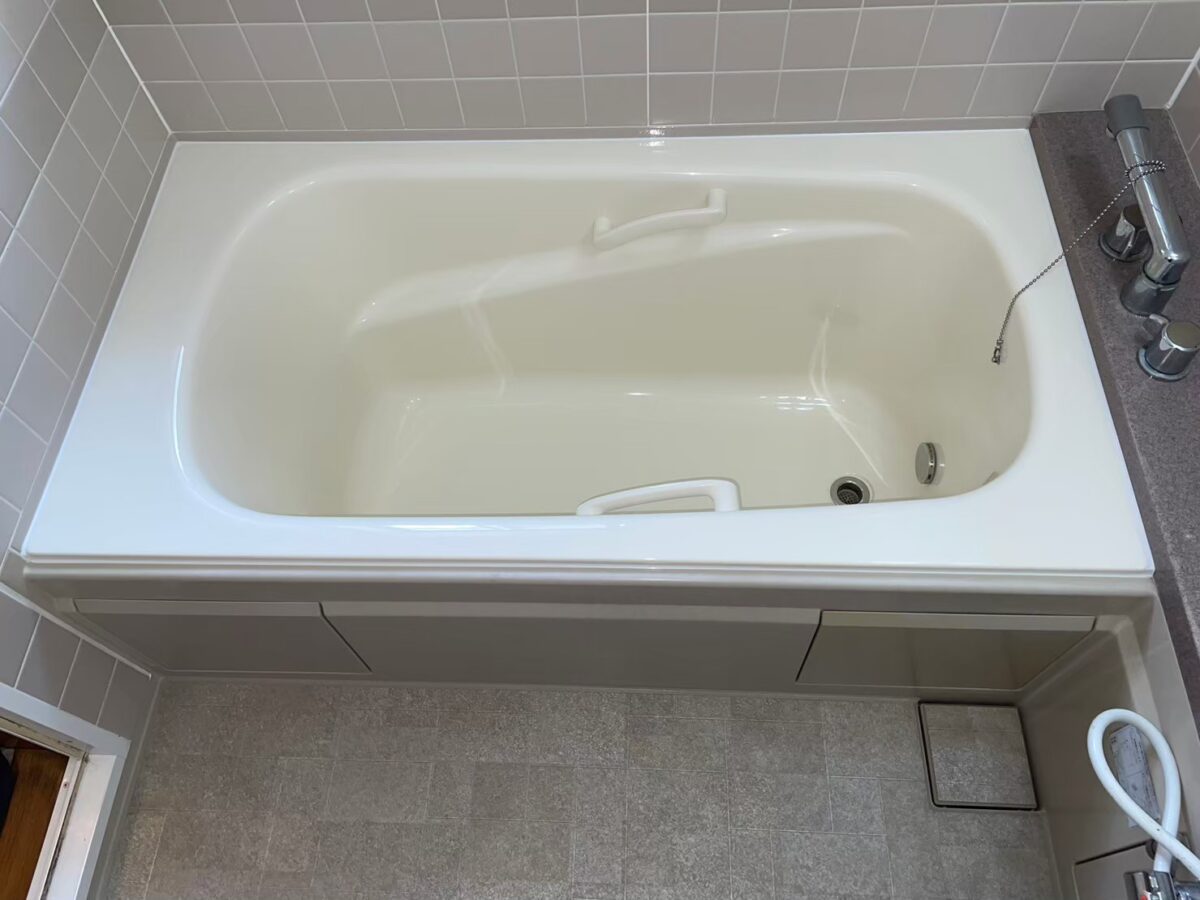 施工後、浴槽を正面から見たところ。補修跡やシミが見えなくなった