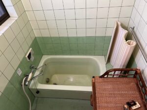 施工前、タイル張りの在来浴室を入口側から見たところ。奥にFRP浴槽がある