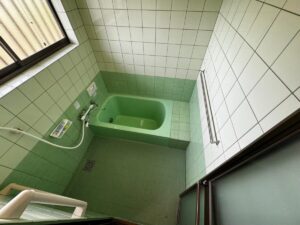 施工後、同じ角度から見た浴室。浴槽がグリーンになっている