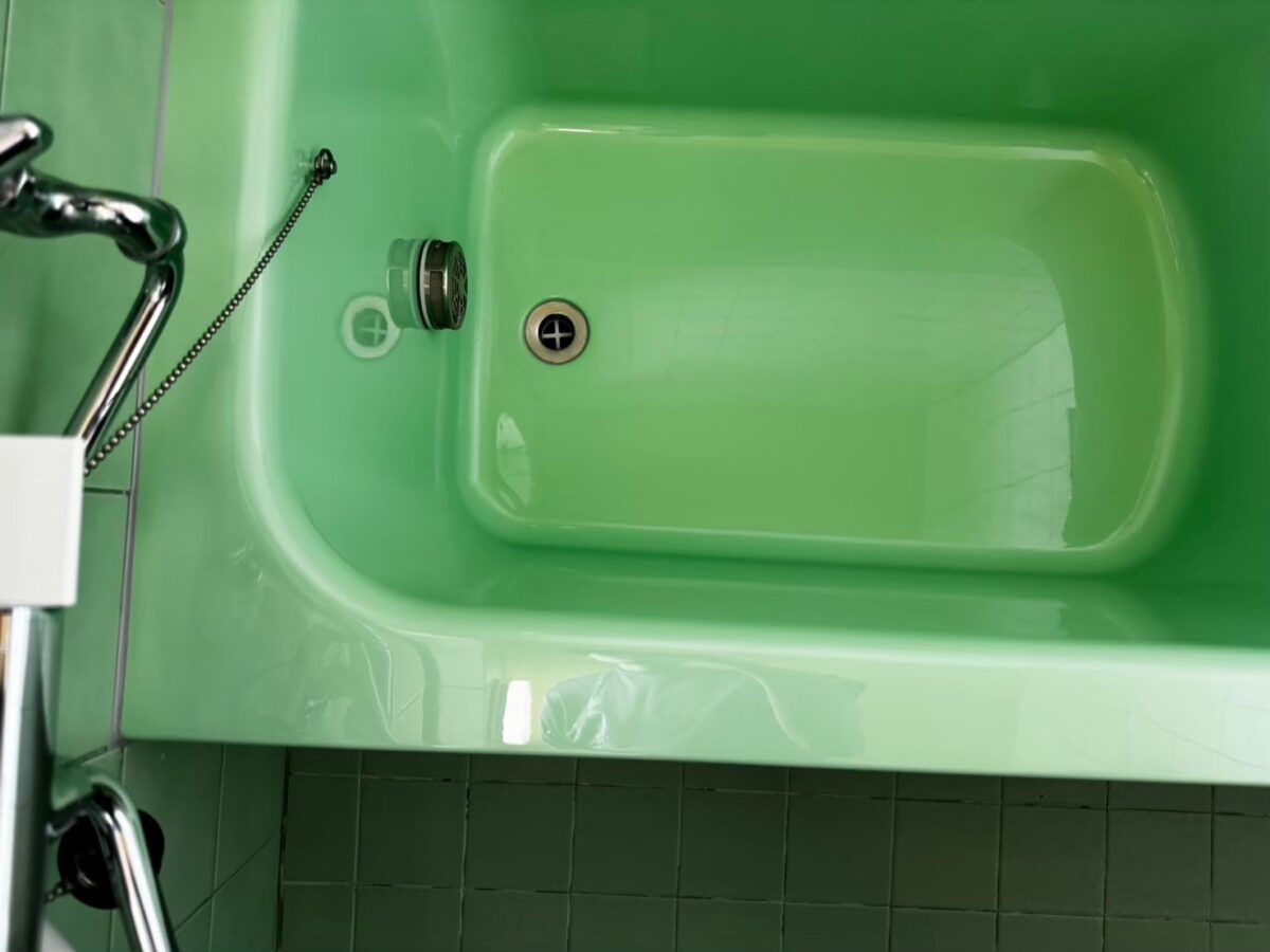 施工後、水栓側から見た浴槽の内側。内側全体がグリーン