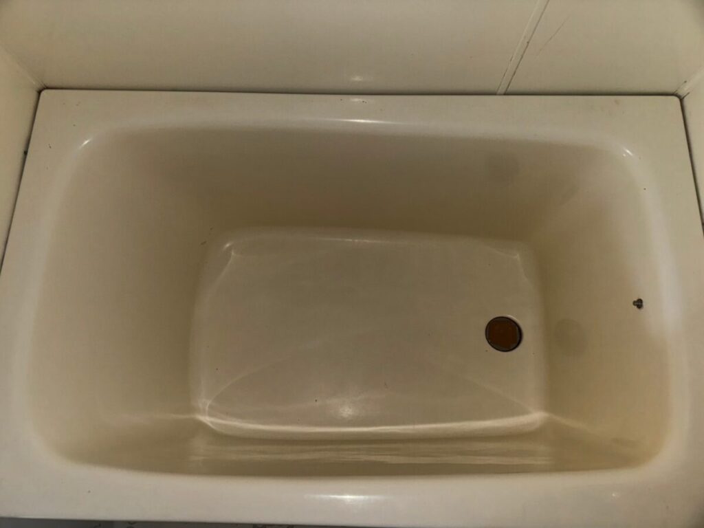 施工前、浴槽を真上から見たところ。内側が黄みがかったベージュ色でくすんでいる