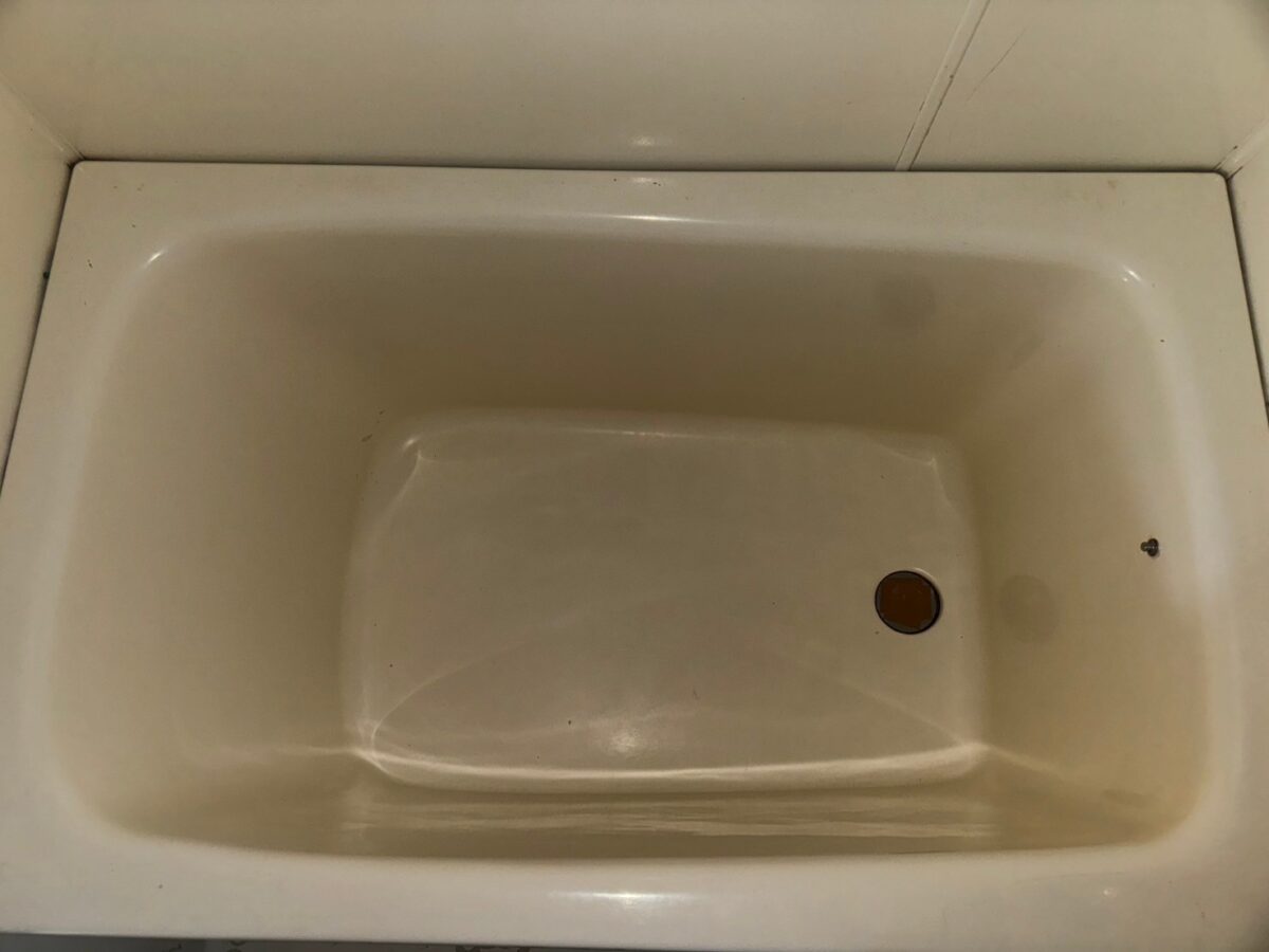 施工前、浴槽を真上から見たところ。内側が黄みがかったベージュ色でくすんでいる