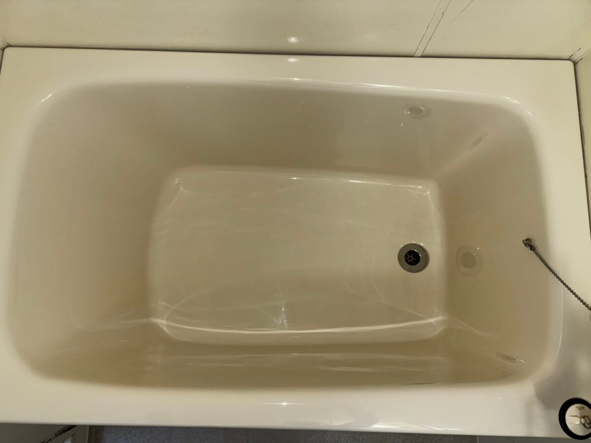施工後、浴槽を真上から見たところ。内側がライトアイボリーになり、色むらは見当たらない