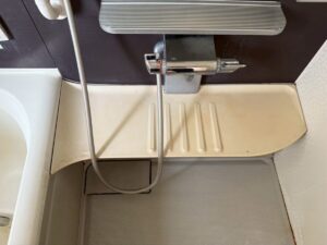 施工前、カウンターを上から見たところ。表面が黄ばみ、茶色っぽい汚れが点々とある
