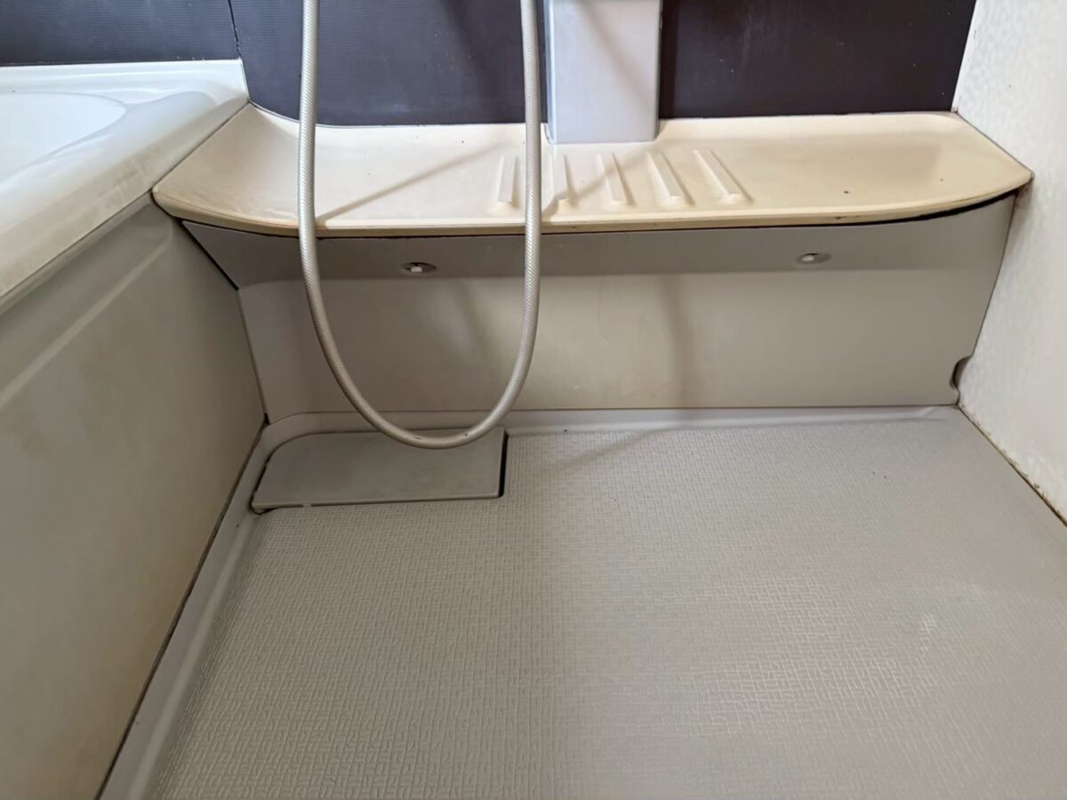 施工前、カウンターと床。カウンターの上面は黄ばみ、前面のパネルはくすんでいる