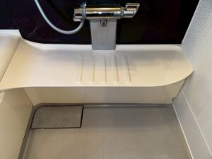 施工後、カウンターを上から見たところ。つやのあるライトアイボリー
