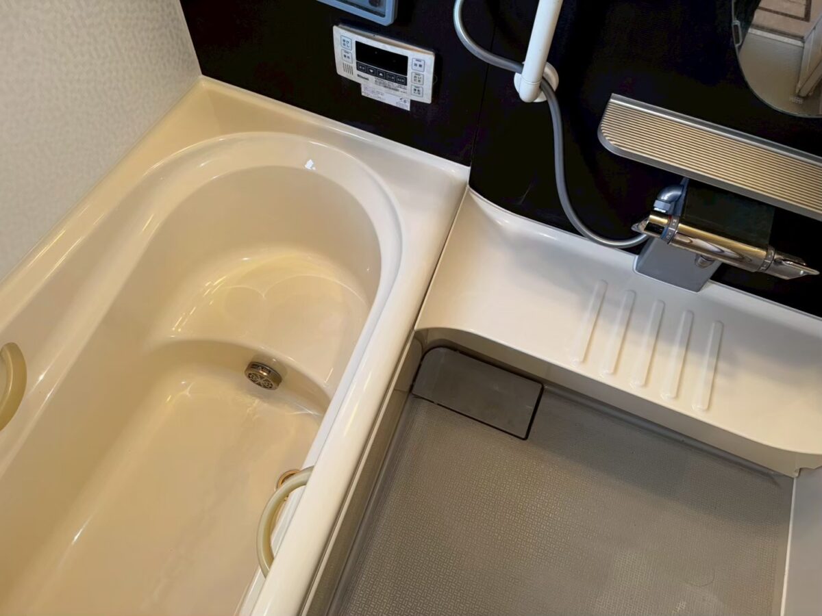 施工後、浴槽とカウンター、水栓を上から見たところ