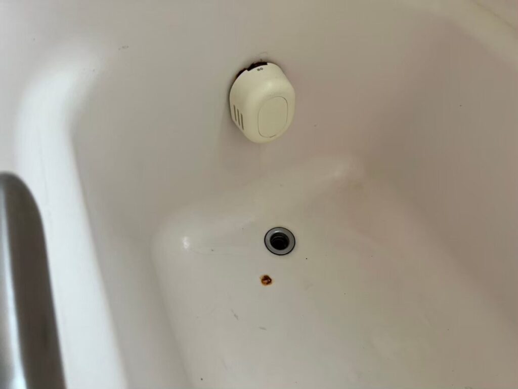 施工前、排水口とオーバーフローのまわり。排水口のそばにサビ色の小さな点がある